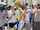 Lídr  Tour de France Andy Schleck v obleení televizních táb. 