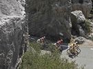 Cyklisté projídjí v 11. etap Tour de France skalními formacemi poblí Recoubeau-Jansaku. 