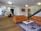 Ve spoleném obývacím prostoru má "hlavní slovo" dubová podlaha s píjemn matným olejovaným povrchem 