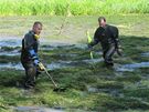 Hasii vypoutjí vodu z rybníka u Ae, aby policisté mohli hledat vraednou zbra (16. 7. 2010)