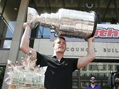 Jonathan Toews ukazuje Stanley Cup v rodnm Winnipegu