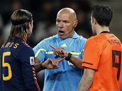 BEZ E! Sud Howard Webb jasn naznauje Ramosovi a van Persiemu, kdo je na hiti pnem.