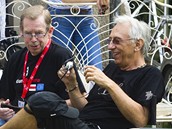 Václav Havel s Janem Malířem při natáčení Odcházení