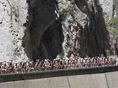 TOUR 2010. Prvn ze ty pyrenejskch etap zavedla vera cyklisty do Ax 3 Domaines. Etapu vyhrl Christophe Riblon.