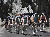 TOUR 2010. Prvn ze ty pyrenejskch etap zavedla vera cyklisty do Ax 3 Domaines. Etapu vyhrl Christophe Riblon.