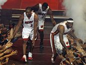 Hvzdy Miami Dwyane Wade, Chris Bosh and LeBron James se zdrav s fanouky.