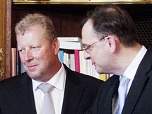Bval ministr kultury Vclav Riedlbauch (vlevo), jeho nstupce Ji Besser (uprosted) a premir Petr Neas (vpravo) pi pedvn adu. 