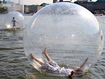 Lid se v nmeckm Hamburku osvovali na jezee Alster pi akci "Walk Water Balls"  (ervence 2010)