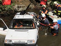 Hasii na Blanensku nacviovali tkou autonehodu se zrannm ty osob a pdem aut do eky