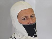 Michael Schumacher se pipravuje na tet men trnink na okruhu v Silverstonu.