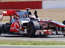 V cli druh Lewis Hamilton zdrav divky na okruhu v Silverstone.