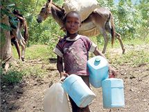 Děti a ženy chodí s kanystry pro vodu i ke zdrojům vzdáleným několik kilometrů.
