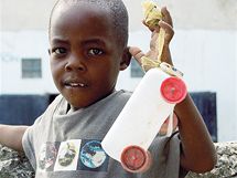 Jeden ze sirotků v College Pape Jean Paul II. ve městě Petit Goave, který přišel o rodiče během zemětřesení na Haiti.
