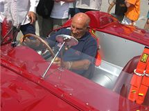 Legendrn Sir Stirling Moss v kokpitu Maserati 450S