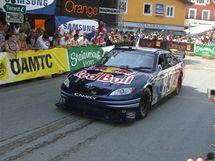 David Coulthard zaplnil s monstrem NASCAR uliky Grbmingu. 