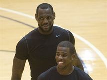 LeBron James (vlevo) a Chris Paul