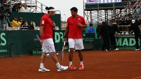Nicolas Massu (vlevo) a Jorge Aguilar bhem tyhry tvrtfinle Davis Cupu Chile - esko