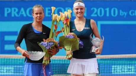 Pora�ená finalistka Barbora Záhlavová - Strýcová (vlevo) a vít�zka Agnes Szavayová po finále ECM Prague Open 2010