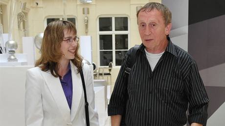 Hana Lipovská z Blanska a spisovatel Ivan Kraus spolu pove�e�eli p�ed �tením na M�síci autorského �tení v brn�nském hotelu Comsa