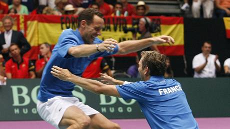 Francouz�tí tenisté oslavují vít�zství nad �pan�lskem ve �tvrtfinále Davis Cupu.