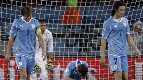 KONEC NADJÍ. Zklamaní Uruguayci po tetí inkasované brance v síti gólmana Muslery.