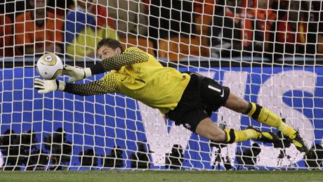 Nizozemský branká� Maarten Stekelenburg vyrá�í mí� ve finálovém zápase proti �pan�lsku.
