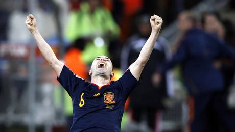 RADOST NA KOLENOU. panlský záloník Andrés Iniesta si vychutnává nejkrásnjí chvíle své kariéry - práv vstelil vítzný gól ve finále mistrovství svta.