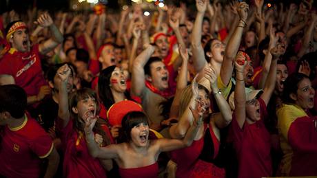 EXPLOZE NADENÍ. panltí fanouci slaví gól Andrése Iniesty ve finále proti Nizozemsku.