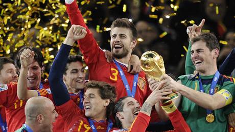 MISTŘI SVĚTA. Šampionát v Jižní Africe ovládli fotbalisté Španělska. Po zápase tak juchali se slavnou trofejí pro nejlepší tým světa.