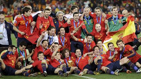 MISTŘI SVĚTA. Kompletní španělský tým pózuje fotografům po vítězství ve finálovém utkání nad Nizozemskem.
