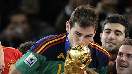 HRDINA. Španělský brankář Iker Casillas ve finále zlikvidoval několik velkých šancí a zaslouženě si pak vychutnával radost z vítězství.