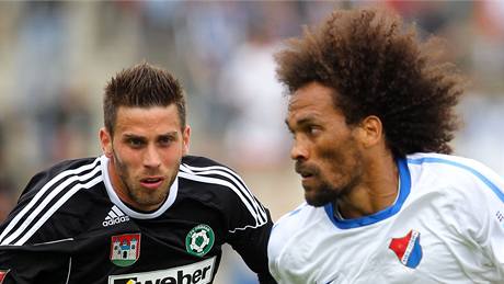 Michal Klesa z Píbrami (vlevo) sleduje mí, ke kterému má blíe ostravský Fernando Neves.