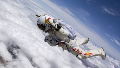 Felix Baumgartner pi zkuebním seskoku nad kalifornskou poutí letos v kvtnu. Na sob má oblek, který hodlá pouít pi rekordním seskoku.