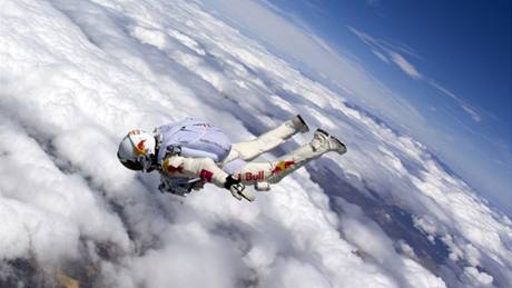 Felix Baumgartner pi zkuebním seskoku nad kalifornskou poutí letos v kvtnu. Na sob má oblek, který hodlá pouít pi rekordním seskoku.
