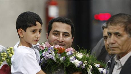 Íránský jaderný vdec ahram Amírí po píletu do Teheránu, v náruí drí svého sedmiletého syna (15. ervence 2010)