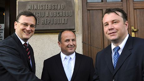 Martin Kocourek (vpravo) pevzal ministerstvo prmyslu a obchodu od Vladimíra Toovského (uprosted) za úasti premiéra Petra Nease (14. ervence 2010)