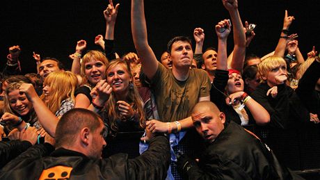 Colours of Ostrava 2010 - fanouci a ochranka bhem koncertu Iggy & The Stooges (18. ervence 2010)