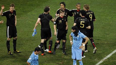 Zatímco n�me�tí fotbalisté se radují z bronzových medailí, uruguay�tí fotbalisté jen zklaman� postávají na trávníku.