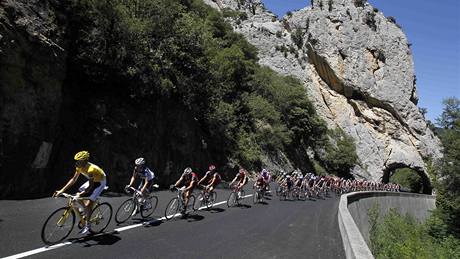 TOUR V HORÁCH. Cyklisté na Tour de France u� bojují v horách, stejn� tak Andy Schleck (vlevo).