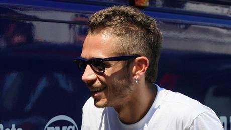 Valentino Rossi jet chodí o berlích, na motorce vak závodit me