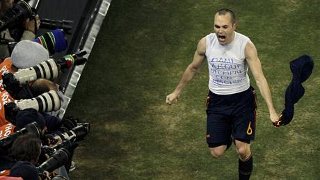 VZPOMÍNKA NA KAMARÁDA. Andres Iniesta slaví svůj zlatý gól v tričku s nápisem Dani Jarque – Navždy s námi.