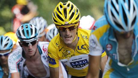 Andy Schleck ve lutém dresu lídra v desáté etap Tour de France. 