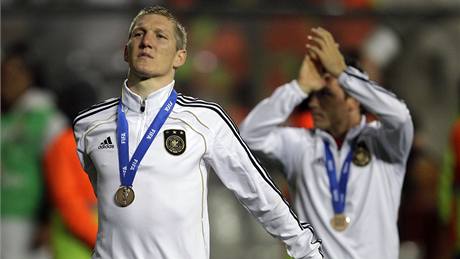 NĚMECKÁ RADOST. Záložník Bastian Schweinsteiger se raduje z bronzové medaile na mistrovství světa v Jižní Africe.