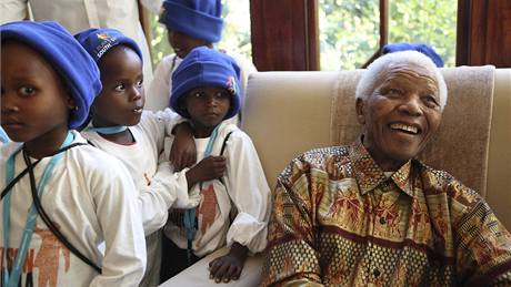 Nelsonu Mandelovi přišlo k 92. narozeninám zazpívat 92 dětí (18. července 2010)