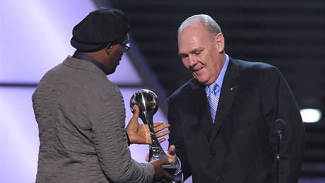 Trenér George Karl pebírá od herce Samuela L. Jacksona (vlevo) ocenní ESPY Awards