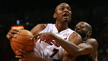 Anfernee "Penny" Hardaway v dresu Miami Heat útoí na ko Atlanty Hawks