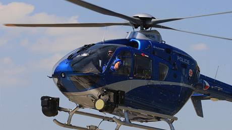 Velká policejní akce - policisté kontrolovali idie na silnici z Brna do Svitav, do akce se zapojil i policejní vrtulník.