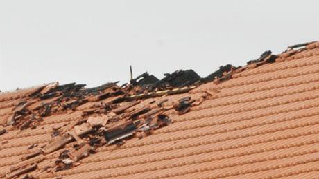 Stecha objektu v Tanech, do které pi sobotní bouce udeil blesk.  Ohe likvidovalo deset hasiských jednotek.