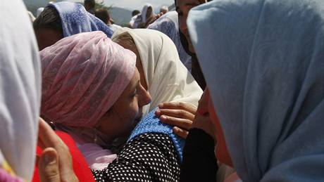 Muslimské eny oplakávají obti masakru v bosenské Srebrenici, od kterého...