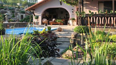 Terasu postavila rodina svépomocí